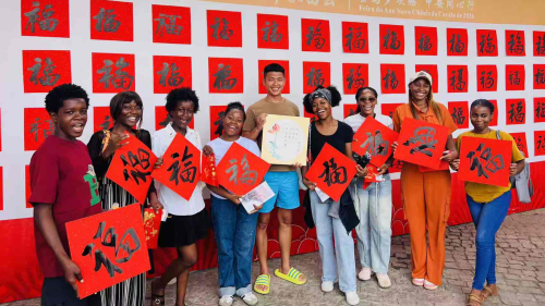 中国春节庙会在安哥拉举行 总台春晚宣传片精彩亮相