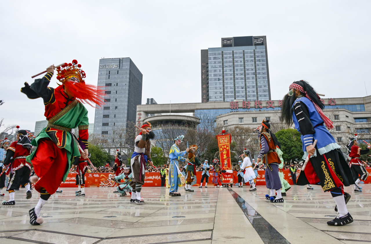 A North–South Folk Fusion for the Lantern Festival: Tonglu's Grand Folk Street Parade Lights Up the City_fororder_微信图片_20260302092112_9_477