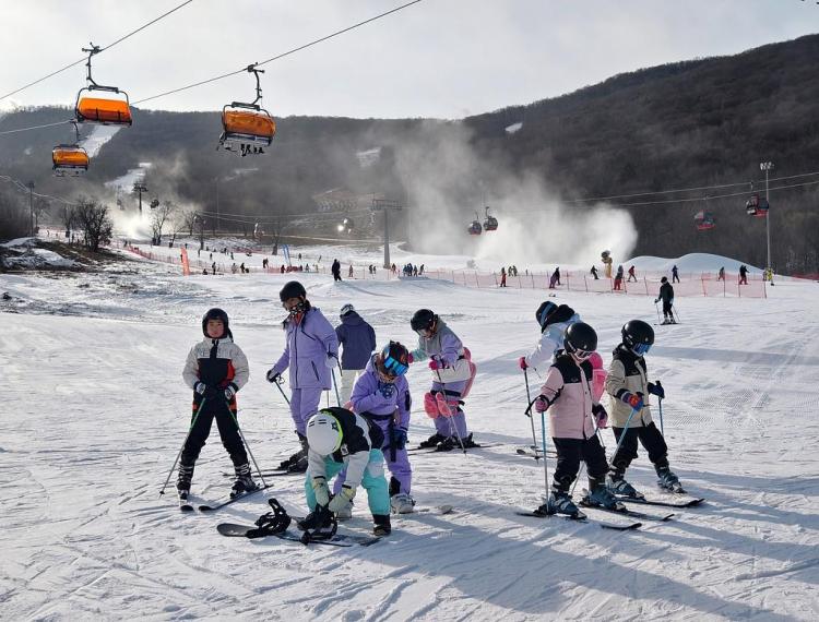 中国经济信心说丨“雪假”激活冰雪热，消费势能如何精准释放？