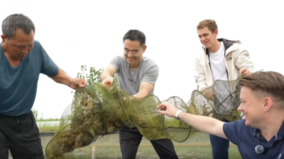 Foreign Friends Experience the Charms of Wuhe County