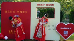幸福结“蜜” 50多对新人在长沙桃花岭参与集体婚礼