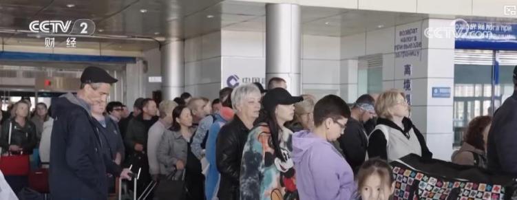 跨境游热度与消费力双攀升：双节入境客流创新高 “中国游 + 中国购” 热力迸发