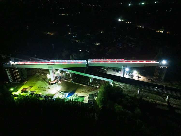 石衡沧港城际铁路首座跨高速铁路连续梁转体成功