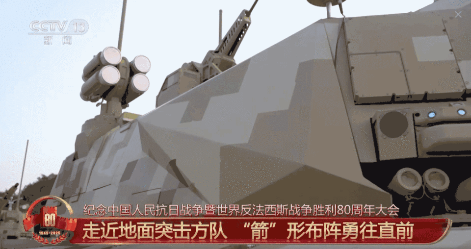 “箭”形布阵勇往直前 新一代装甲装备100坦克、100支援战车亮相