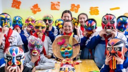 呼和浩特：绘脸谱 识国粹