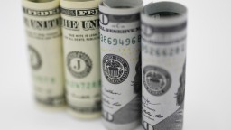 美一季度经济环比萎缩0.3% 英国央行暗示美元地位下降