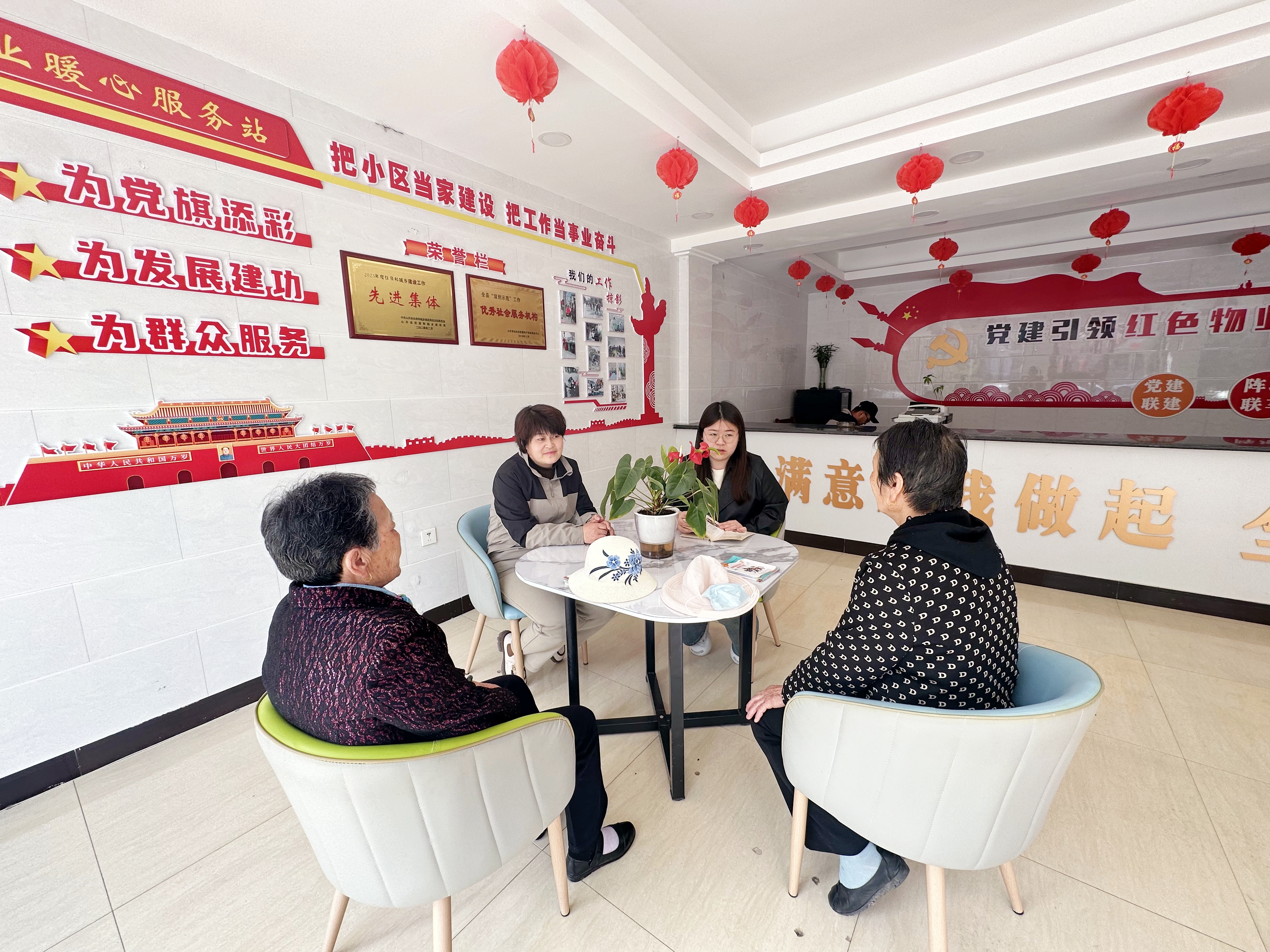 张掖山丹：深化社区治理共同体建设 绘就民生幸福底色_fororder_图3 ：山丹县北街社区网格员与物业工作人员在邻里议事厅调解居民矛盾纠纷
