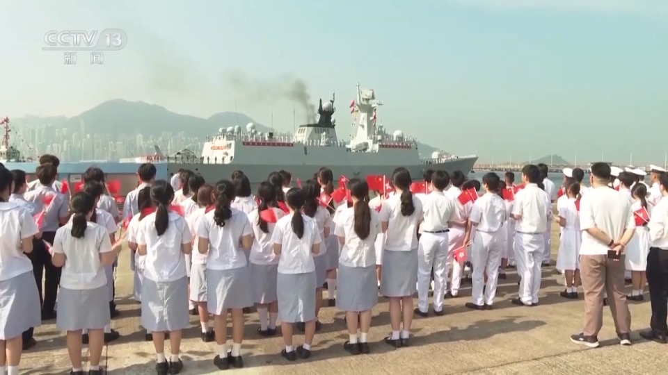 山东舰航母编队结束访问活动离开香港