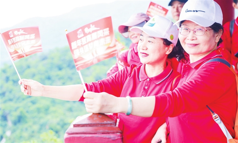 海南：千余人登高 热闹庆新年