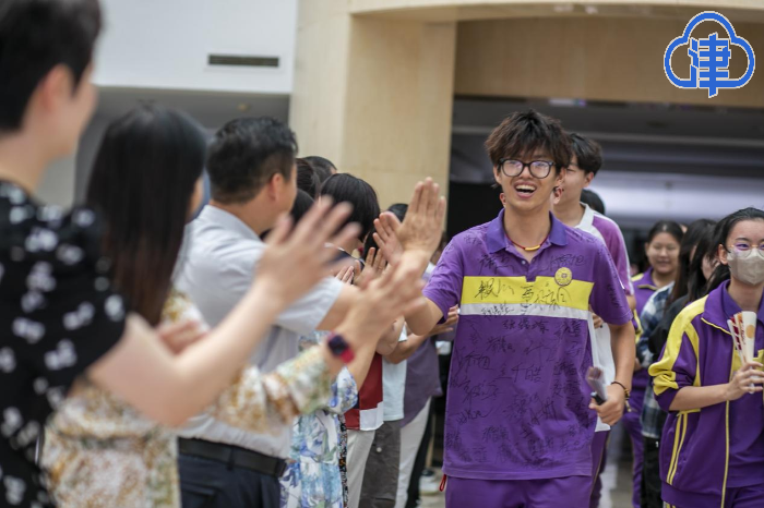 温情“最后一课”：击掌壮行 赠饮定胜