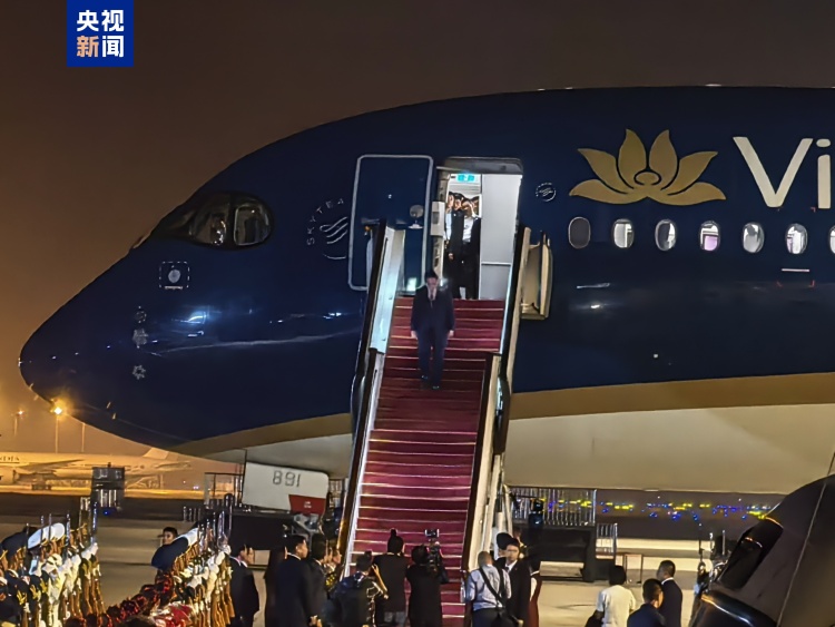越南政府总理范明政乘机抵达天津 出席2025年上合组织峰会