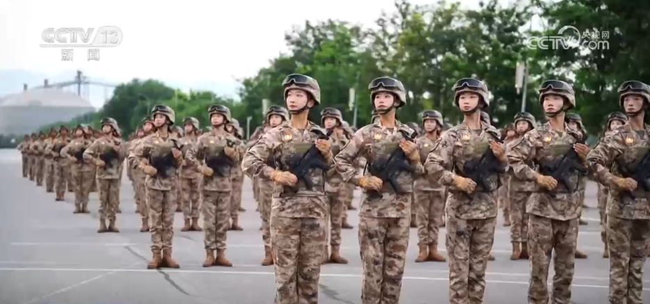 探访阅兵训练场 | 男女混编 这支方队成为训练场上一道独特且亮丽的风景线