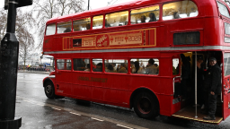 伦敦双层巴士换上总台春晚盛装！中国年味飘进英伦