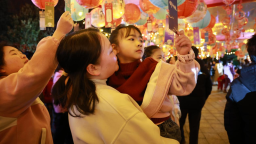 千盏花灯映苗乡 湖南城步元宵游园趣味浓