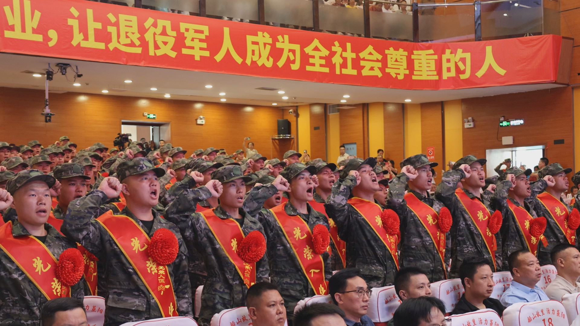 湖南衡阳县150余名老兵载誉归来 145名新兵奔赴军营_fororder_2