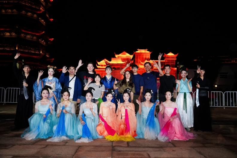 (تسجيل الحضور في الصين 2024) الثقافة التقليدية الصينية في أوج شعبيتها: مشاهير الإنترنت الأجانب في زيارة لبلدة جيو تز القديمة في ثوبها الجديد