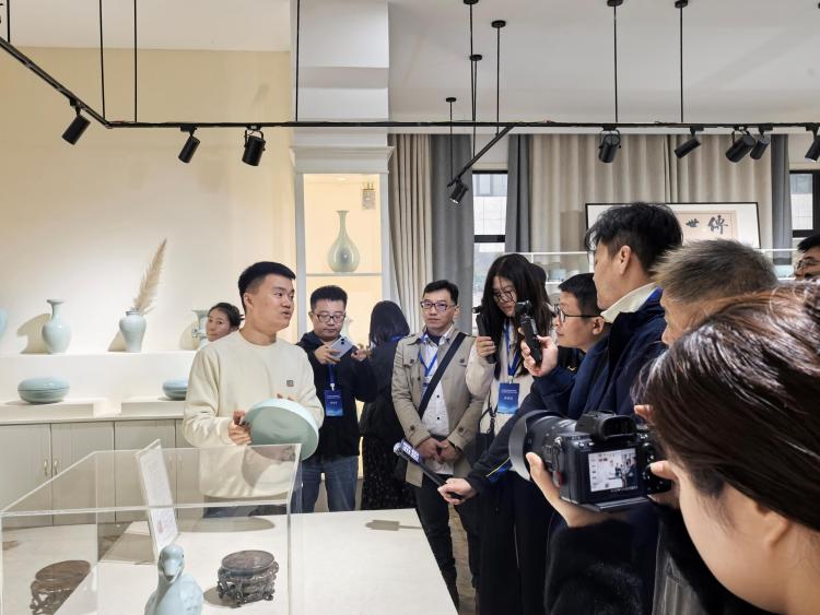 执着追求天青色的梦想——“中国式现代化发展看河南”两岸媒体联合采访团走近汝瓷_fororder_43