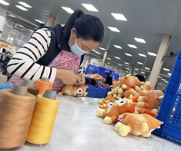 家门口的世界丨小玩具走向世界大舞台——每年上亿只毛绒玩具从这里销往全球