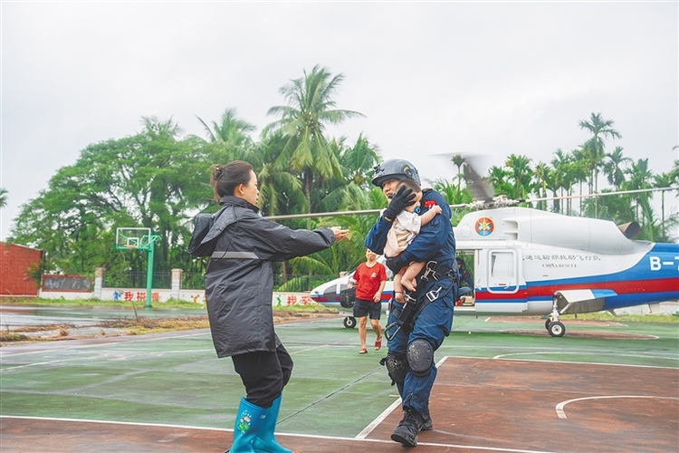 南海救助局：这一抱 尽显铁汉柔情