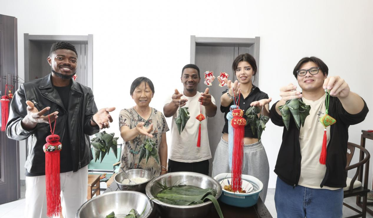 International Students from Huaiyin Institute of Technology Visit Yushan Tea Plantation to Celebrate Folk Traditions and Savor Tea Culture_fororder_图片7