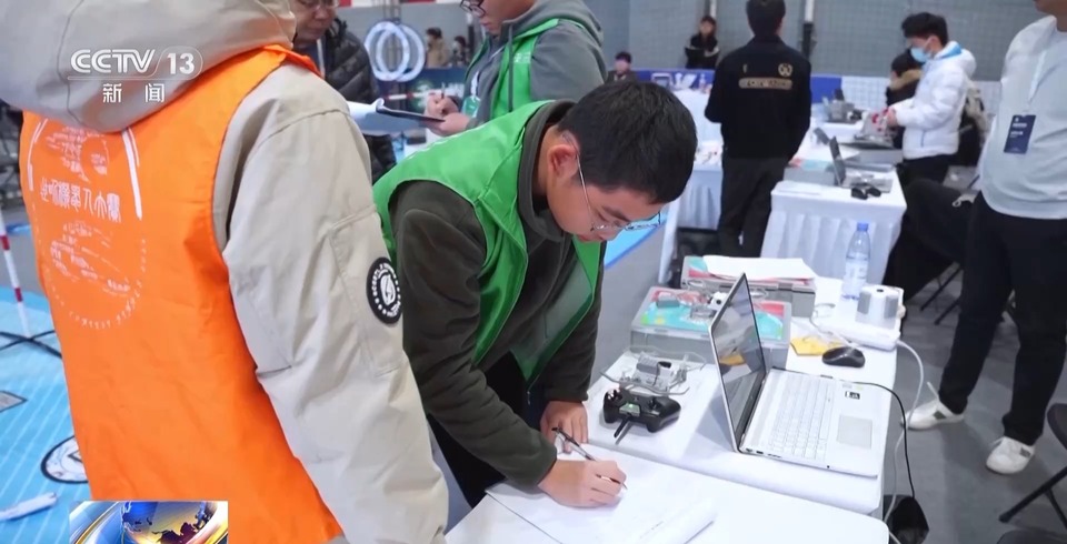 用意念操控机器人是什么感觉？ 去机器人大赛总决赛上一探究竟