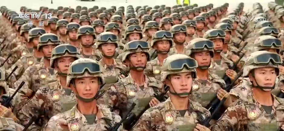 探访阅兵训练场 | 男女混编 这支方队成为训练场上一道独特且亮丽的风景线