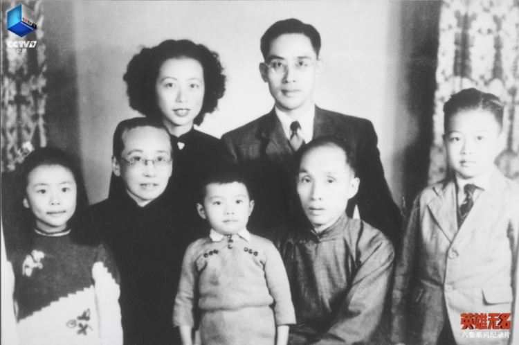这些合影背后，是十余年的生死潜伏……