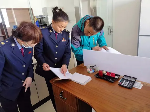 张掖：税惠赋能 助力民族乡经济“节节高”_fororder_张掖市甘州区税务干部实地查看企业运营情况