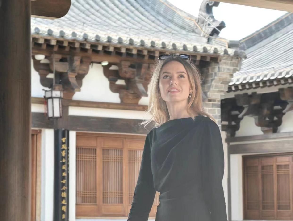 [Daka Chine 2024] Dialogue à travers le temps et l'espace : des influenceurs étrangers explorent le parc culturel de la ville natale de Bao Gong