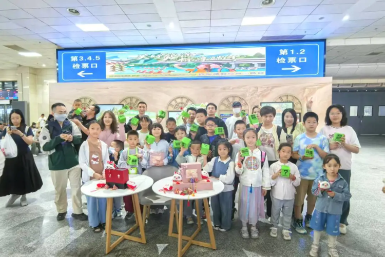 全国铁路1000余个站车，广泛开展“我的铁路风景：美好旅途 粽享端午”文化互动活动_fororder_企业微信截图_17488305601647
