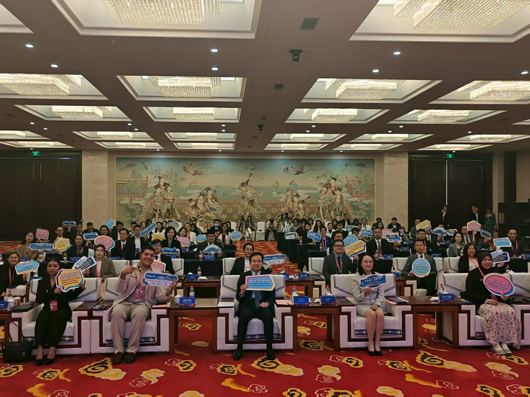 2025国际青年文明互鉴对话会敦煌启幕 中外青年共绘文明交流新图景_fororder_5