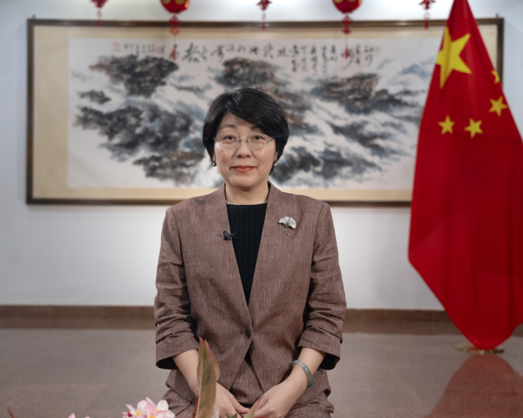 中老建交64周年 | 驻老挝大使方虹：双边务实合作取得突破性成果 将加强团结协作应对美方关税威胁