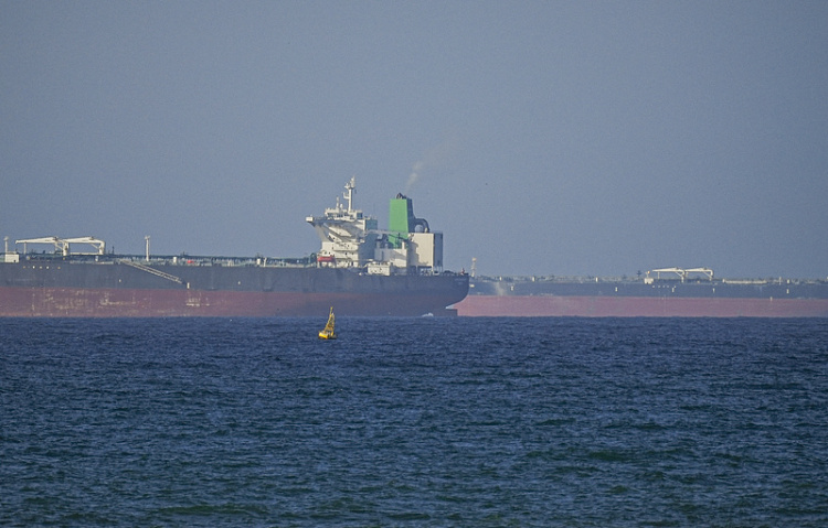 美伊谈判日期待定 伊朗重开霍尔木兹海峡 美军继续监视伊朗港口