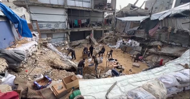 听鉴世界 | 徒手筛沙 加沙平民在绝望中寻找遇难家人遗骨