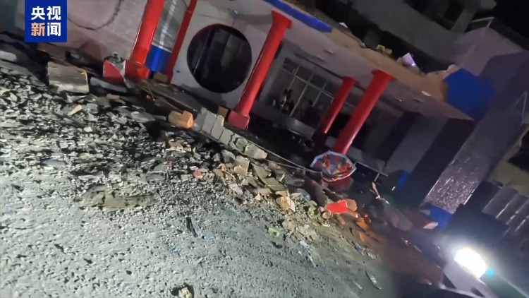 总台记者直击丨委内瑞拉地震重灾区房屋倾斜倒塌 民众自发救援