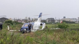 日本大阪府一小型飞机撞上机场围栏 暂无人员伤亡报告