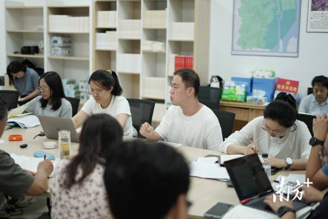 一群博士的乡村“夜晚总结会”