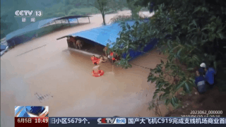 3人救下11人！他们在洪水中搭建救生通道