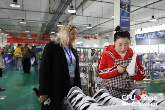 من "منتجات التبريد في محافظة مينتشيوان" إلى "عاصمة أحذية في محافظة سيويشيان": مشاهير الإنترنت العالميون يهتفون "التصنيع الصيني رائع"