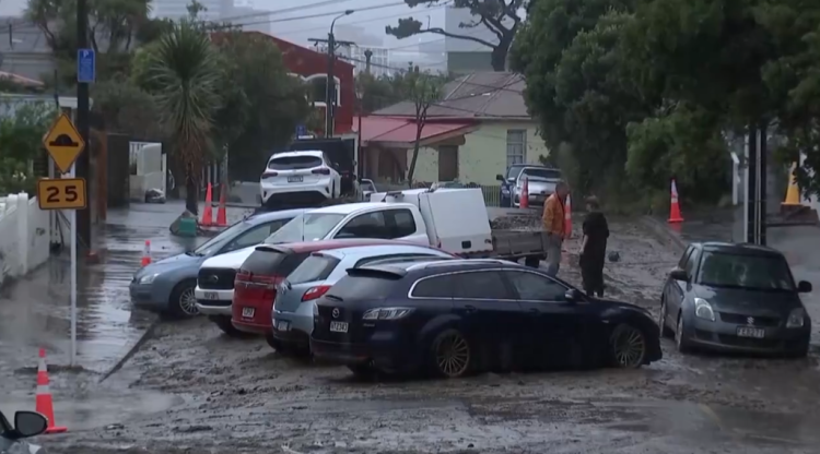 新西兰惠灵顿遭强暴雨侵袭 引发洪涝灾害与山体滑坡 居民紧急疏散