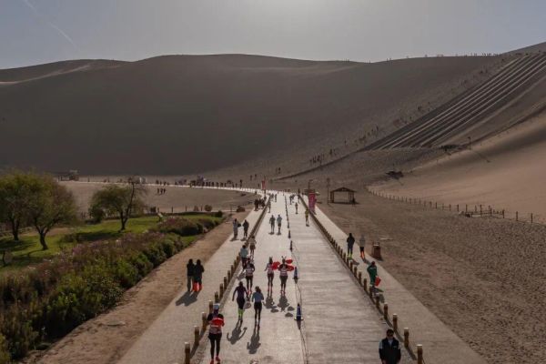 2025敦煌半程马拉松圆满落幕