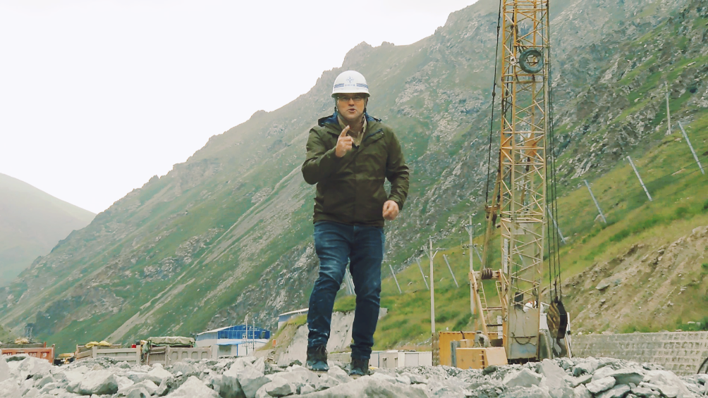 沙漠变“蓝海”！《天山新动脉》看新疆七十年沧桑巨变