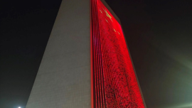 世界第一高楼点亮“中国红” 阿联酋多地向中国人民送上节日祝福
