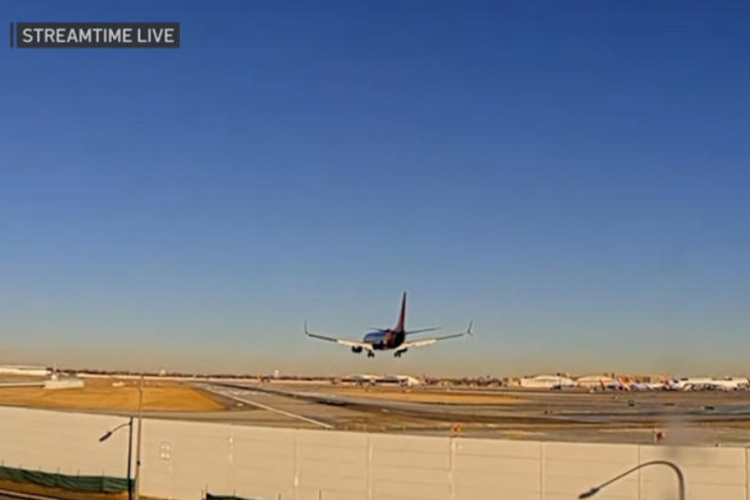 视频丨美一客机与直升机险些相撞 相关调查正在进行