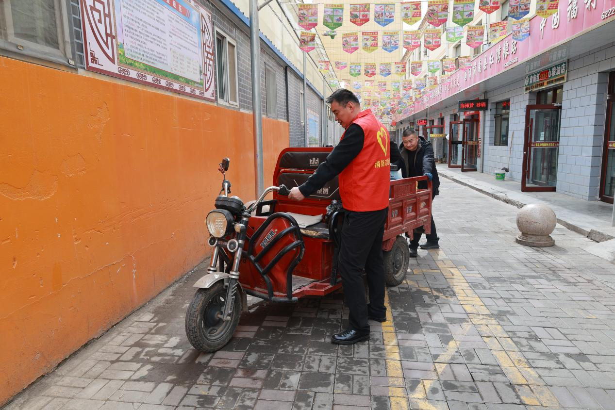 甘肃肃南消防：开展志愿者助力打通老旧住宅小区“生命通道”行动_fororder_001