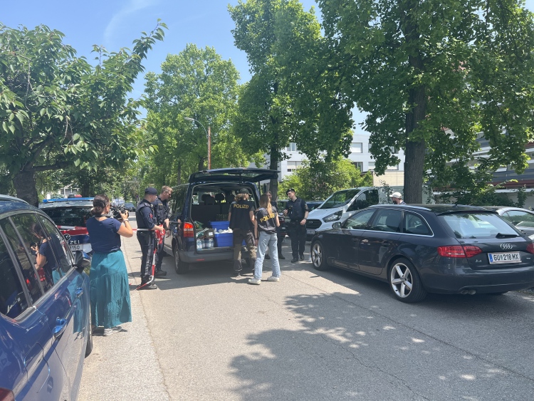 校园枪击案致10人死亡，奥地利全国将哀悼三天_fororder_奥地利校园枪击案造成至少10人死亡（4）XxjpsgC007438_20250610_PEPFN0A001.JPG