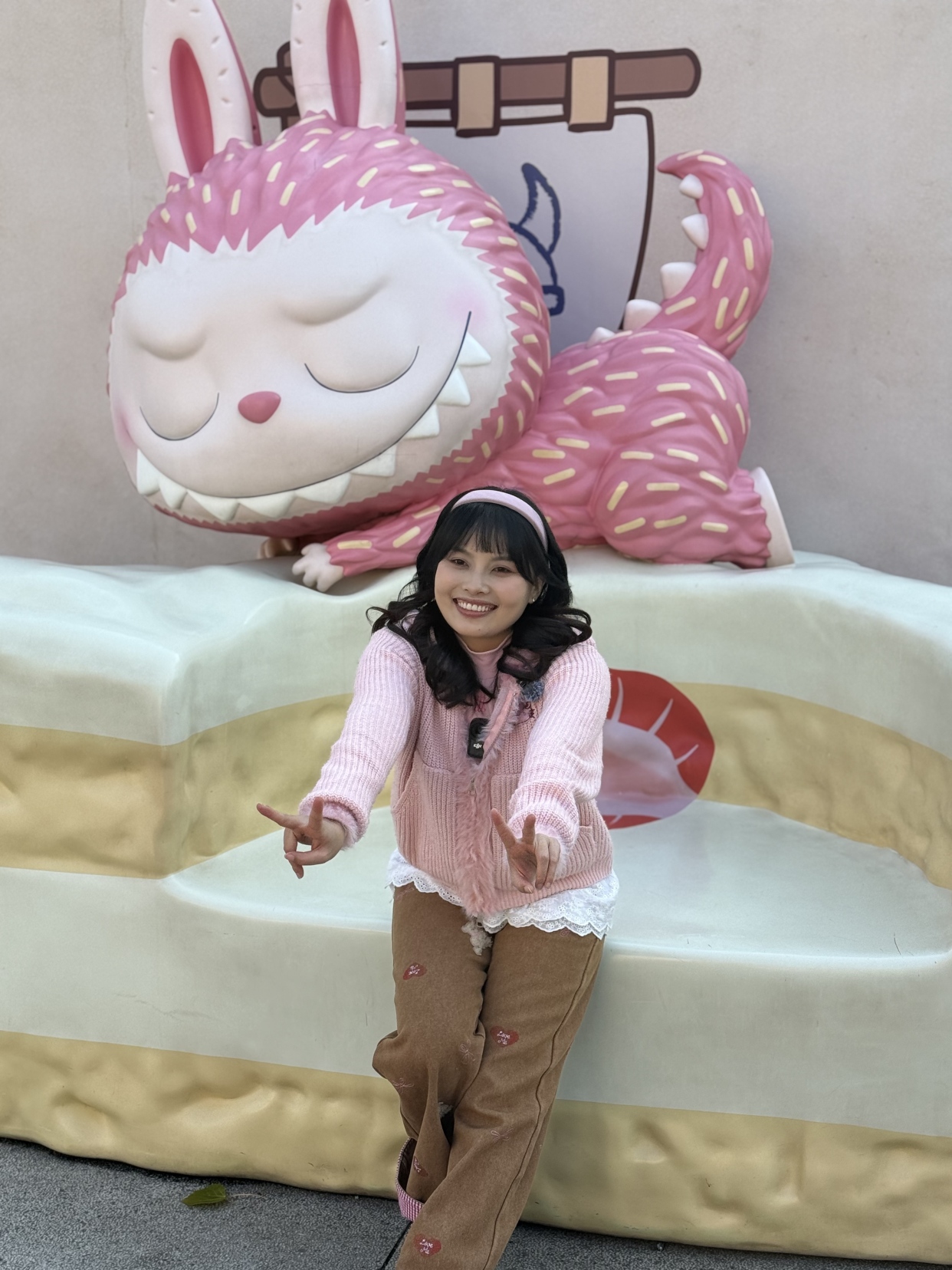 Regards de la Génération Z du Sud global sur Beijing : une jeunesse nouvelle dialogue avec la « Beijing traditionnelle » et la « vitalité nouvelle »_fororder_越南网红博主与IP玩偶合影  摄影 王亮