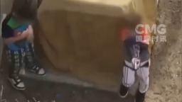 视频丨美国两名男童持枪与警察对峙