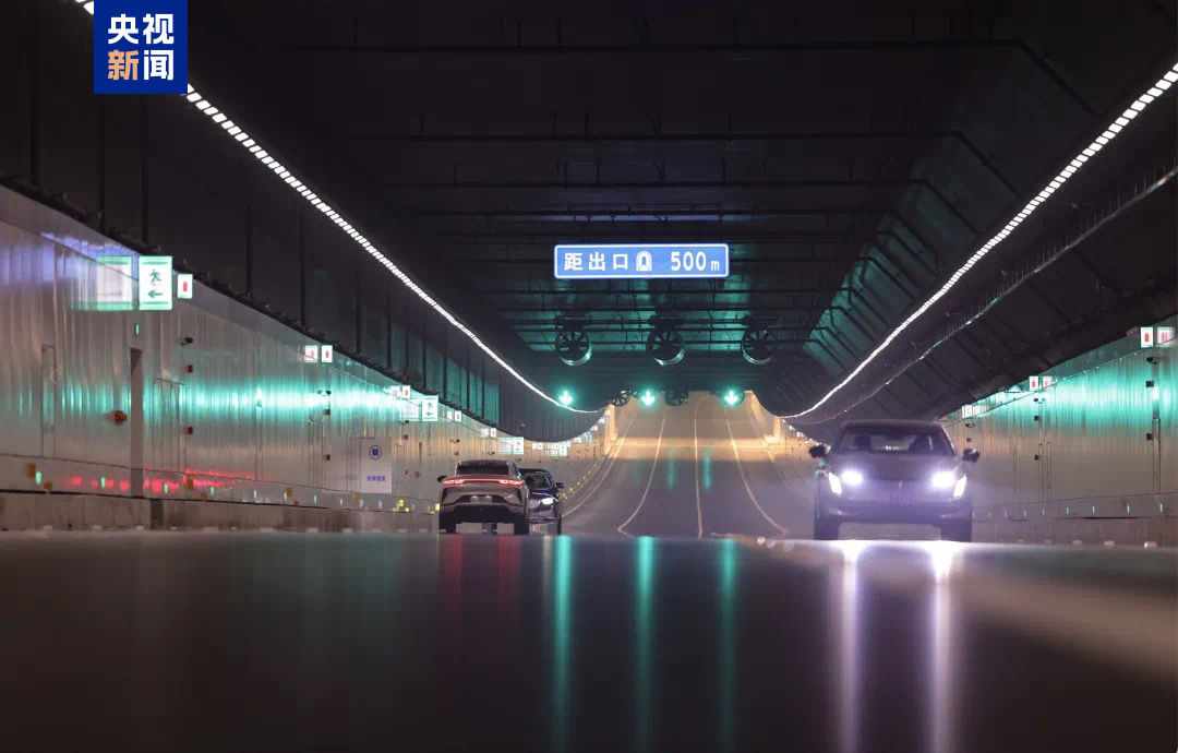 快来体验开车穿湖!国内最长干线公路湖底隧道正式通车