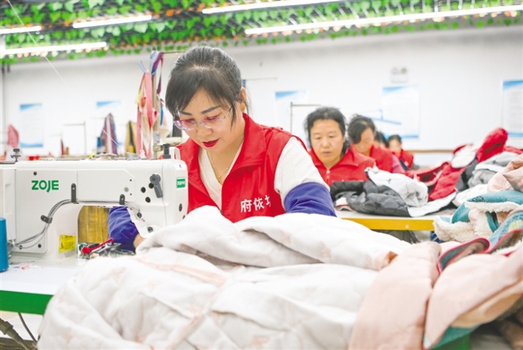 “社区工厂”帮助居民家门口就业_fororder_4283100_wt_1761142279049_s